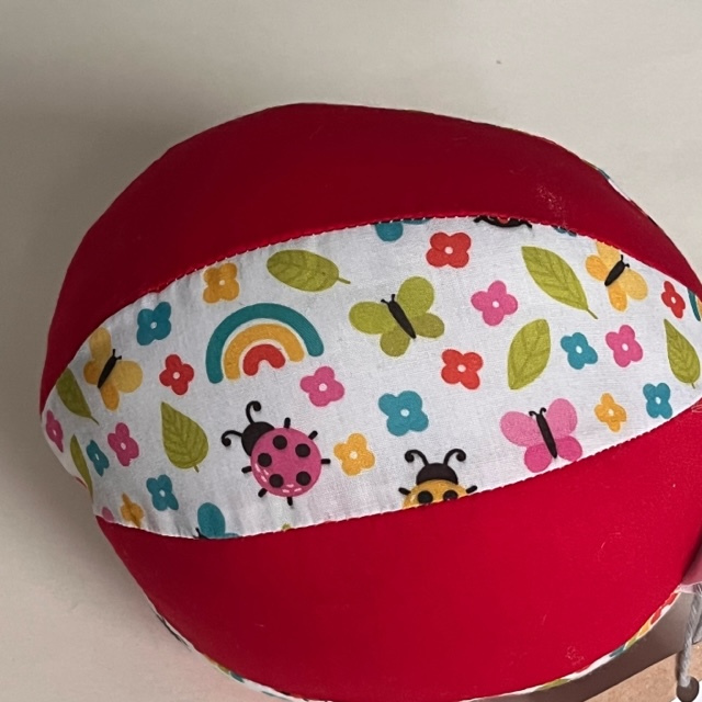 Foto 2 bij Product Baby speelbal 'Lieveheersbeestje/regenboog'.